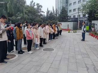 一群人站在人行道上 AI 生成的内容可能不正确。